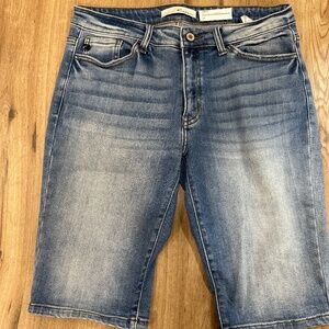 200007	Womens	Short	KanCan	VBK1310	Medium	29	Like New